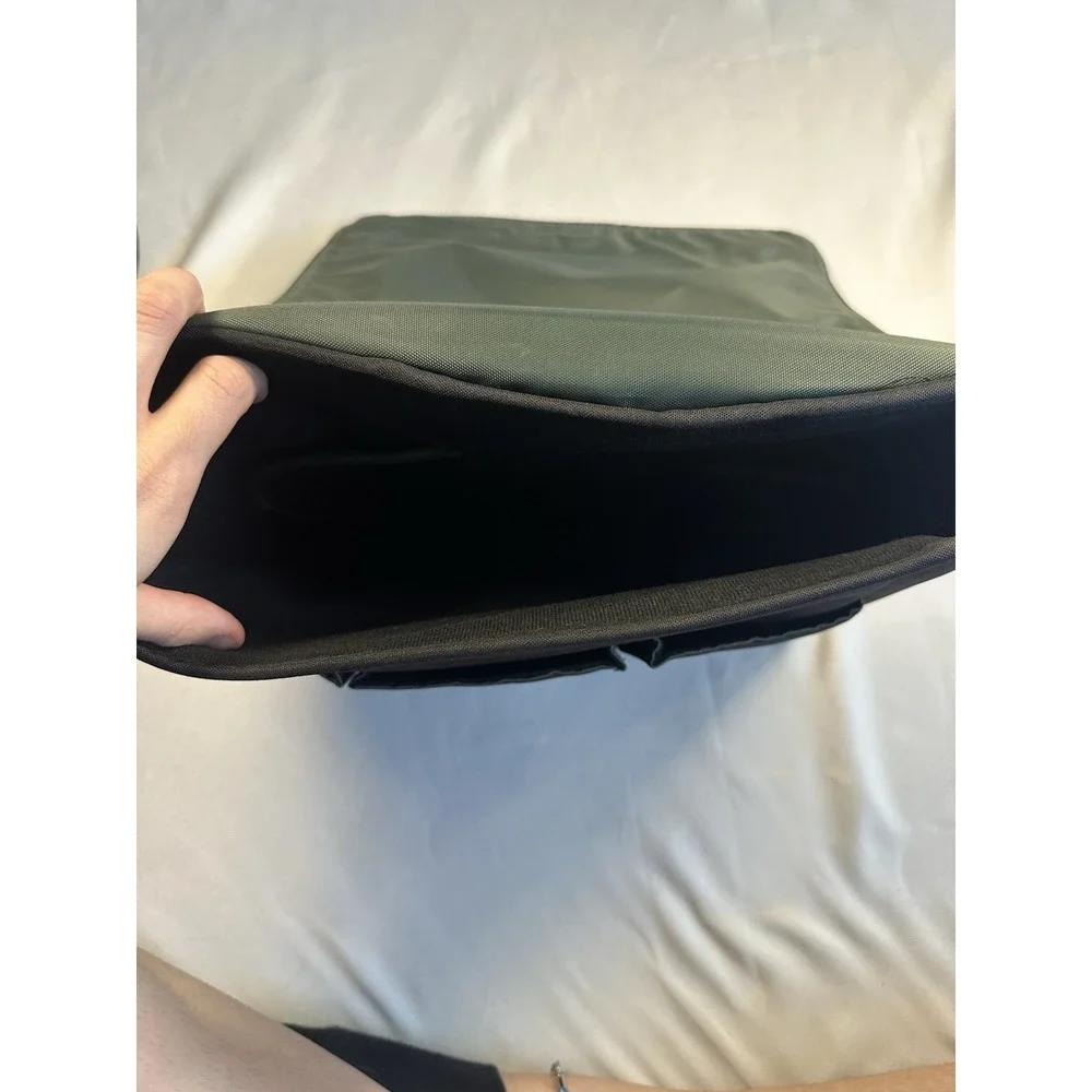 Bose Black Messenger Bag Adjustable Shoulder Strap Pockets Medium